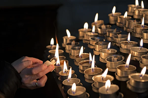 Osvětlení svíčky v kostele — Stock fotografie