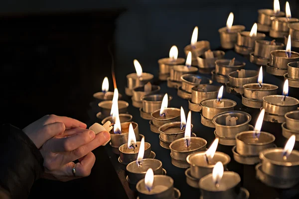 Encender velas en una iglesia —  Fotos de Stock