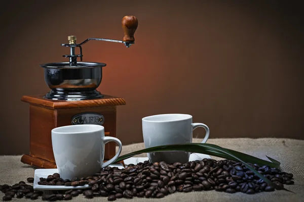 Дві чашки кави біля грінди — стокове фото
