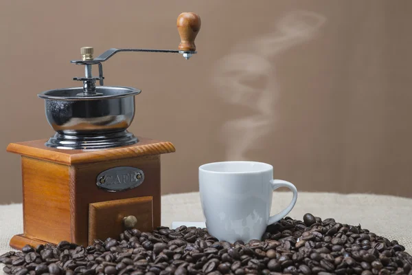 Dampfender Kaffee neben der Mühle — Stockfoto