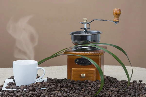 热气腾腾的咖啡研磨机旁边 — 图库照片