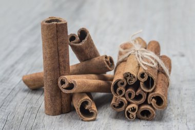 Ahşap bir zeminde tarçın çubukları