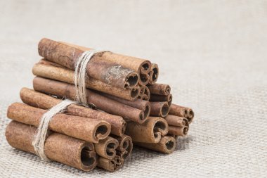 bir çuval bezi üzerine tarçın