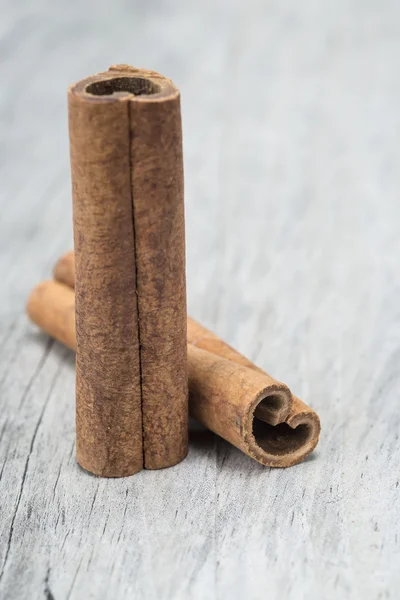 Cinnamon sticks on a wooden background — Stock Photo, Image