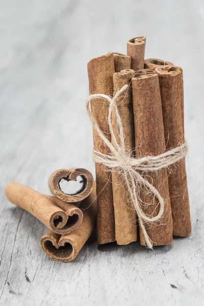 Cinnamon sticks on a wooden background — Stock Photo, Image