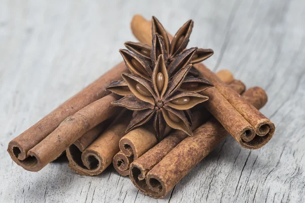 Cinnamon and star anise over wood — Stock Photo, Image