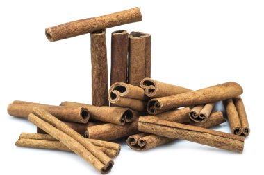 Tarçın çubukları beyaz arkaplanda izole edilmiş.