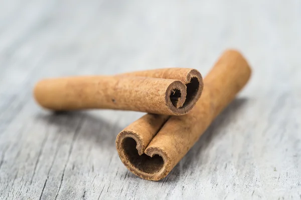 Cinnamon sticks on a wooden background — Stock Photo, Image