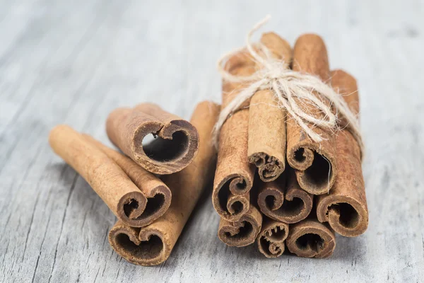 Cinnamon sticks on a wooden background — Stock Photo, Image