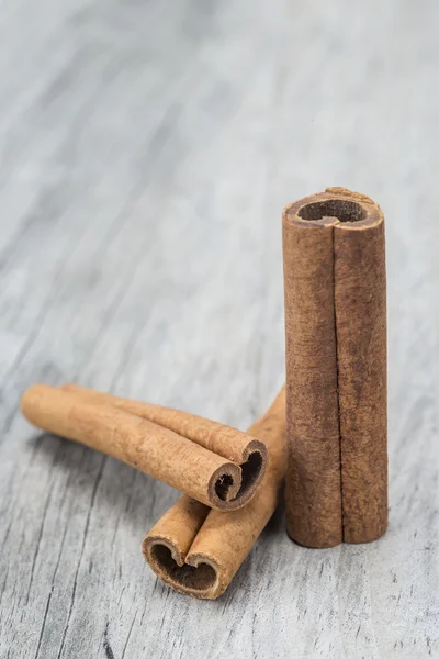 Cinnamon sticks on a wooden background — Stock Photo, Image