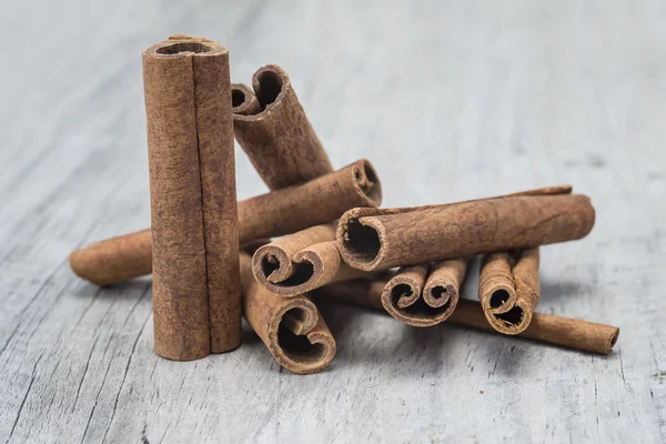 Cinnamon sticks on a wooden background — Stock Photo, Image