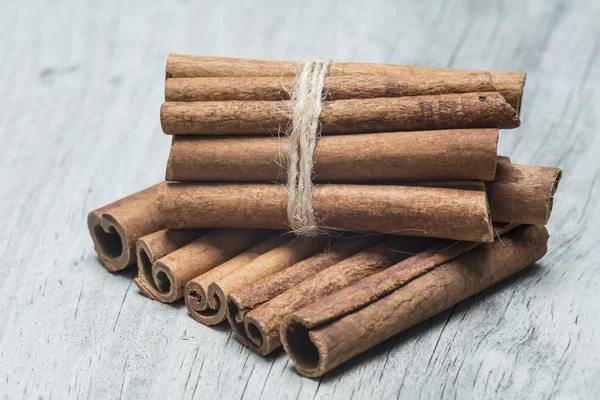 Cinnamon sticks on a wooden background — Stock Photo, Image