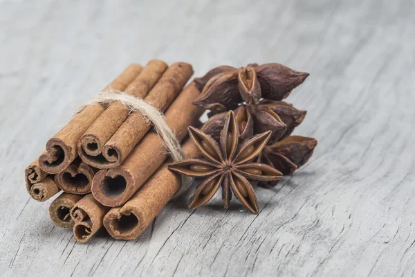 Cinnamon and star anise over wood — Stock Photo, Image