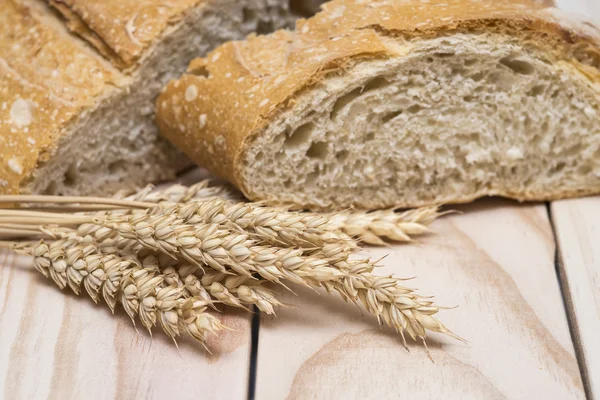 Pão e espigas de trigo — Fotografia de Stock