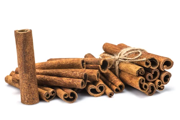 Cinnamon sticks isolated on a white background — Stock Photo, Image