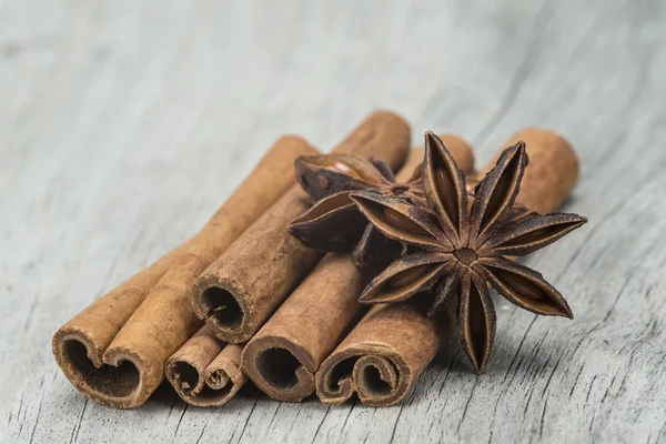 Cinnamon and star anise over wood — Stock Photo, Image