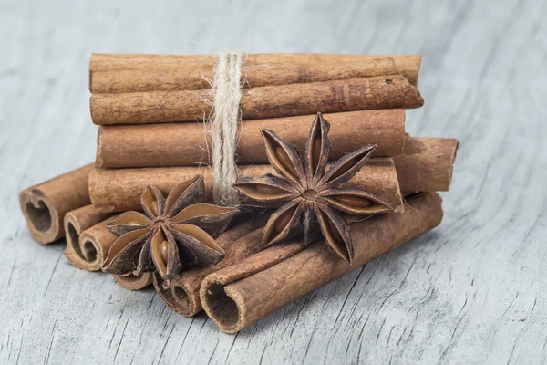 Cinnamon and star anise over wood — Stock Photo, Image