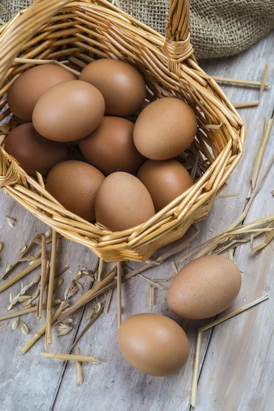 Uova in un cesto — Foto Stock