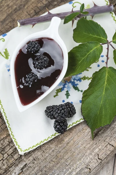 Zelfgemaakte blackberry jam — Stockfoto