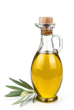 Beyaz bir arka plan üzerinde izole zeytinyağı şişesi.