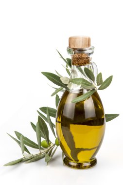 Beyaz bir arka plan üzerinde izole zeytinyağı şişesi.