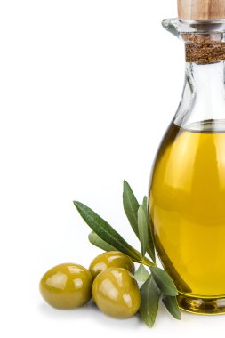 Beyaz bir arka plan üzerinde izole zeytinyağı şişesi.