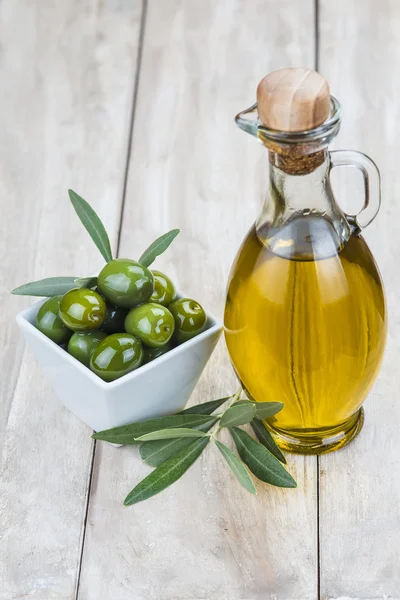 Aceite de oliva sobre fondo de madera — Foto de Stock