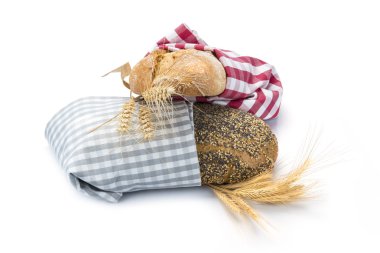 beyaz zemin üzerine ekmek çeşitler