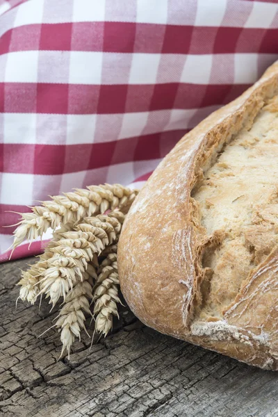 Pšeničný chléb na desce cuttig — Stock fotografie