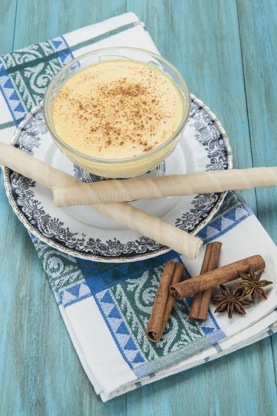 Sobremesa de creme em um copo de vidro — Fotografia de Stock