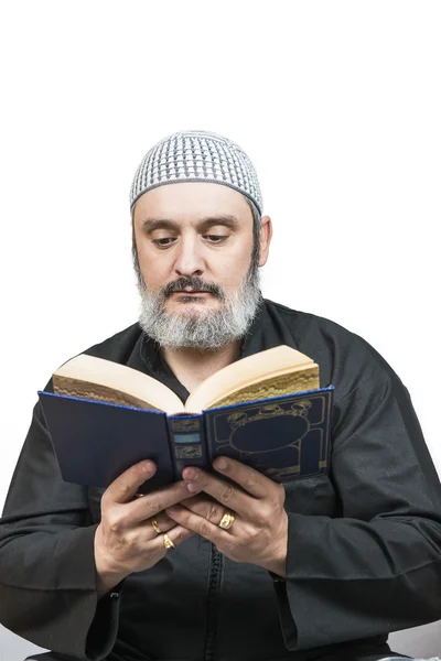 Hombre musulmán leyendo el Corán . — Foto de Stock