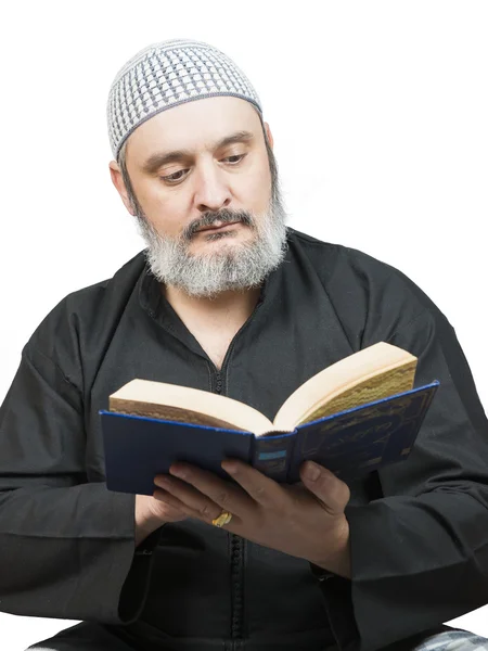 Homem muçulmano lendo o Alcorão . — Fotografia de Stock