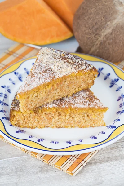 Torta fatta in casa fatta di cocco e zucca — Foto Stock