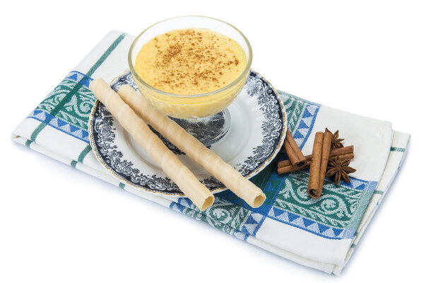 Заварной крем на белом фоне
