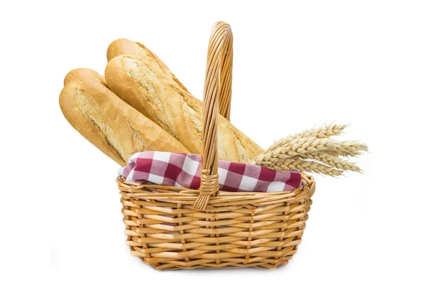 Korb mit Weizenbrot — Stockfoto