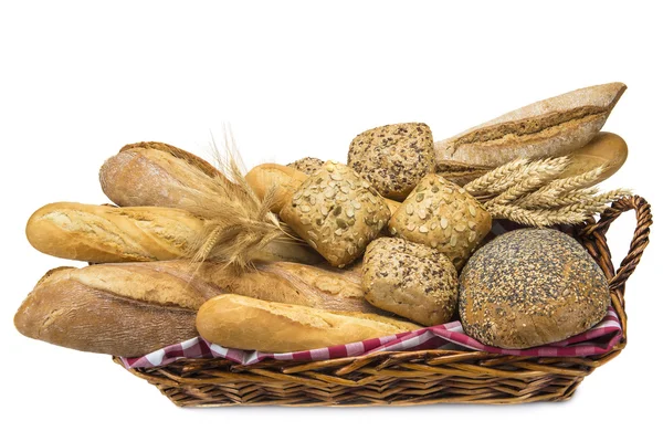 Cesto con un assortimento di pane isolato su bianco — Foto Stock