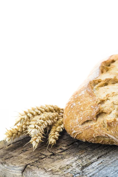 Pan de trigo en una tabla de cortar — Foto de Stock