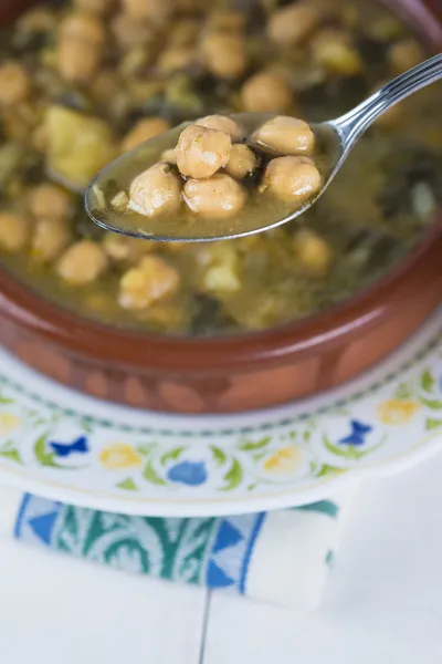 鹰嘴豆和菠菜炖煮的食物 — 图库照片