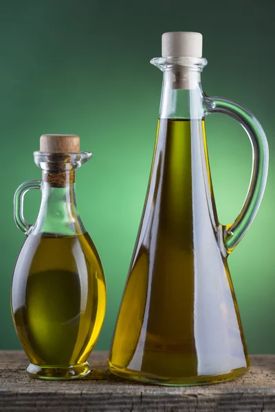 Bottiglia di olio di oliva con sfondo verde riflettore — Foto Stock