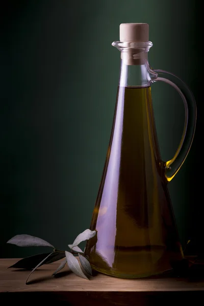 Olivolja flaska med grön spotlight bakgrund — Stockfoto
