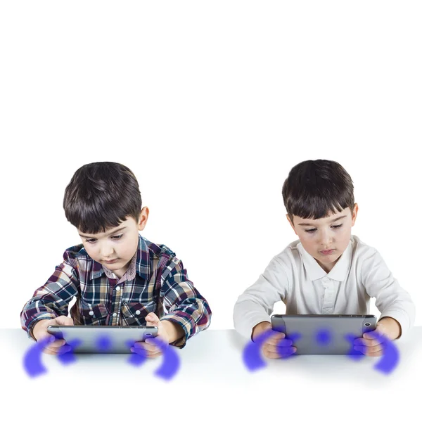 Дети играют с цифровым планшетом — стоковое фото