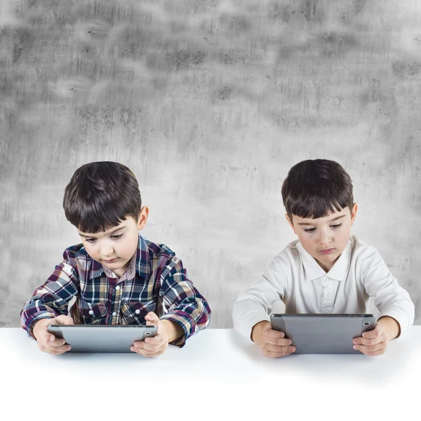 デジタル タブレットで遊ぶ子供たち — ストック写真