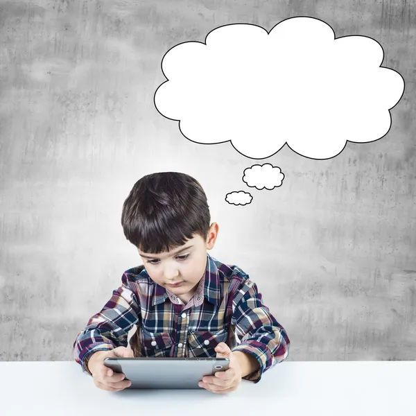 Kind met behulp van een digitale tablet — Stockfoto