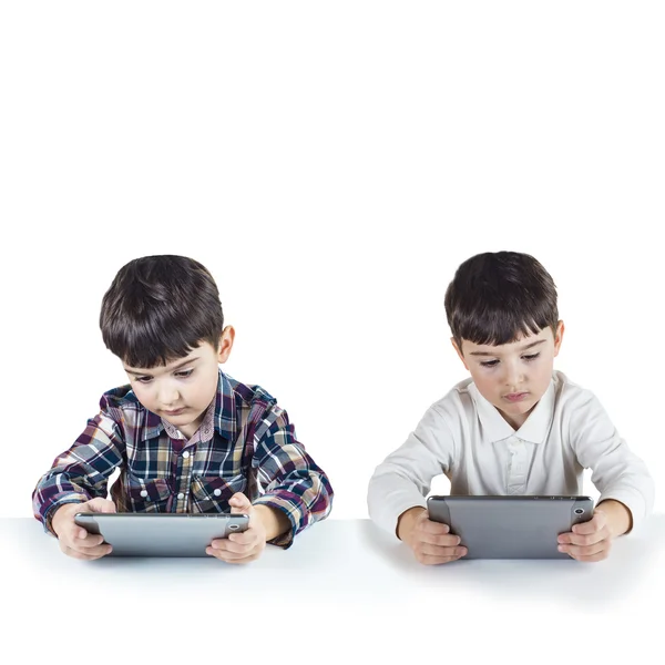 Barn som leker med en digital tablet — Stockfoto