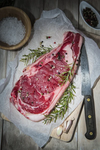 Mutfak masasında biftek — Stok fotoğraf