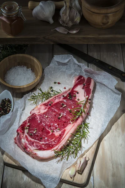 Bife na mesa da cozinha — Fotografia de Stock