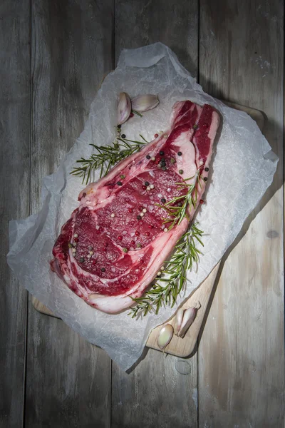 Ahşap arka plan üzerinde biftek — Stok fotoğraf