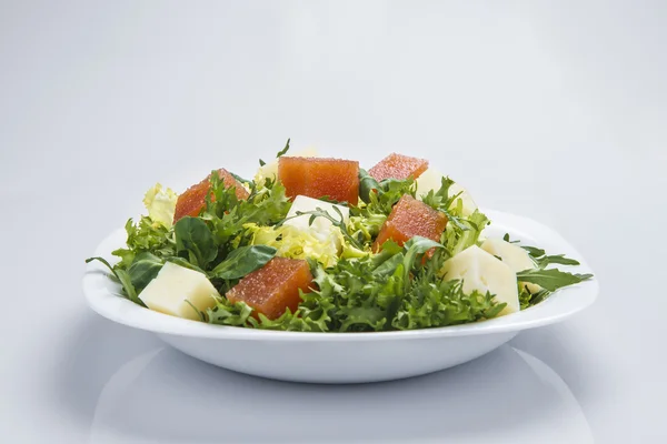 Zielona sałatka z serem i pigwy — Zdjęcie stockowe