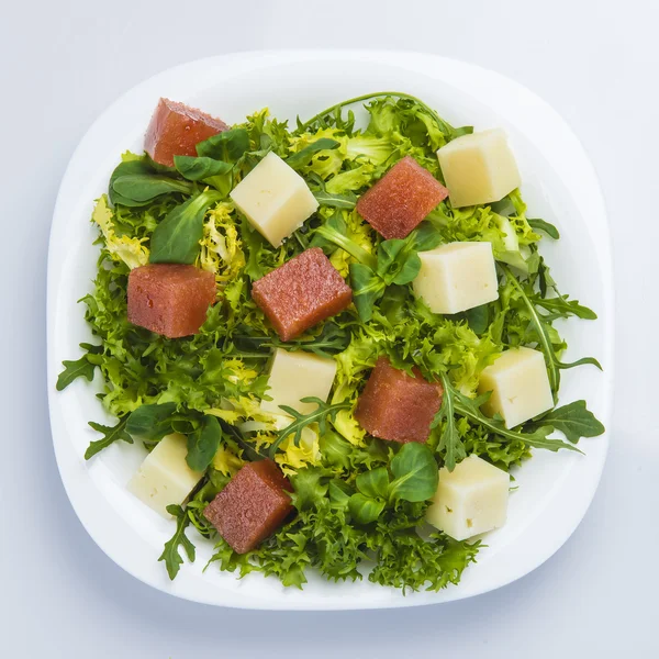 Insalata verde con formaggio e mela cotogna — Foto Stock