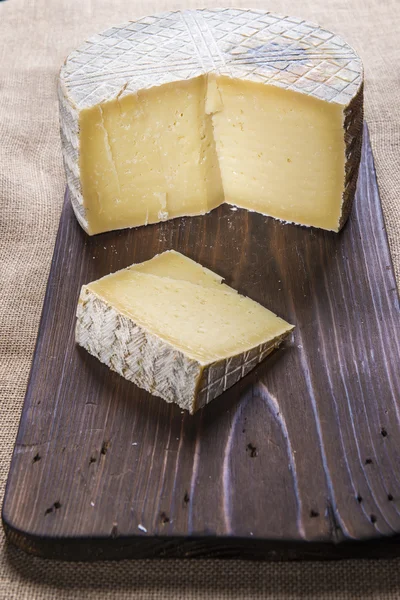 Handmade sheep cheese on the cutting board — Stock Photo, Image
